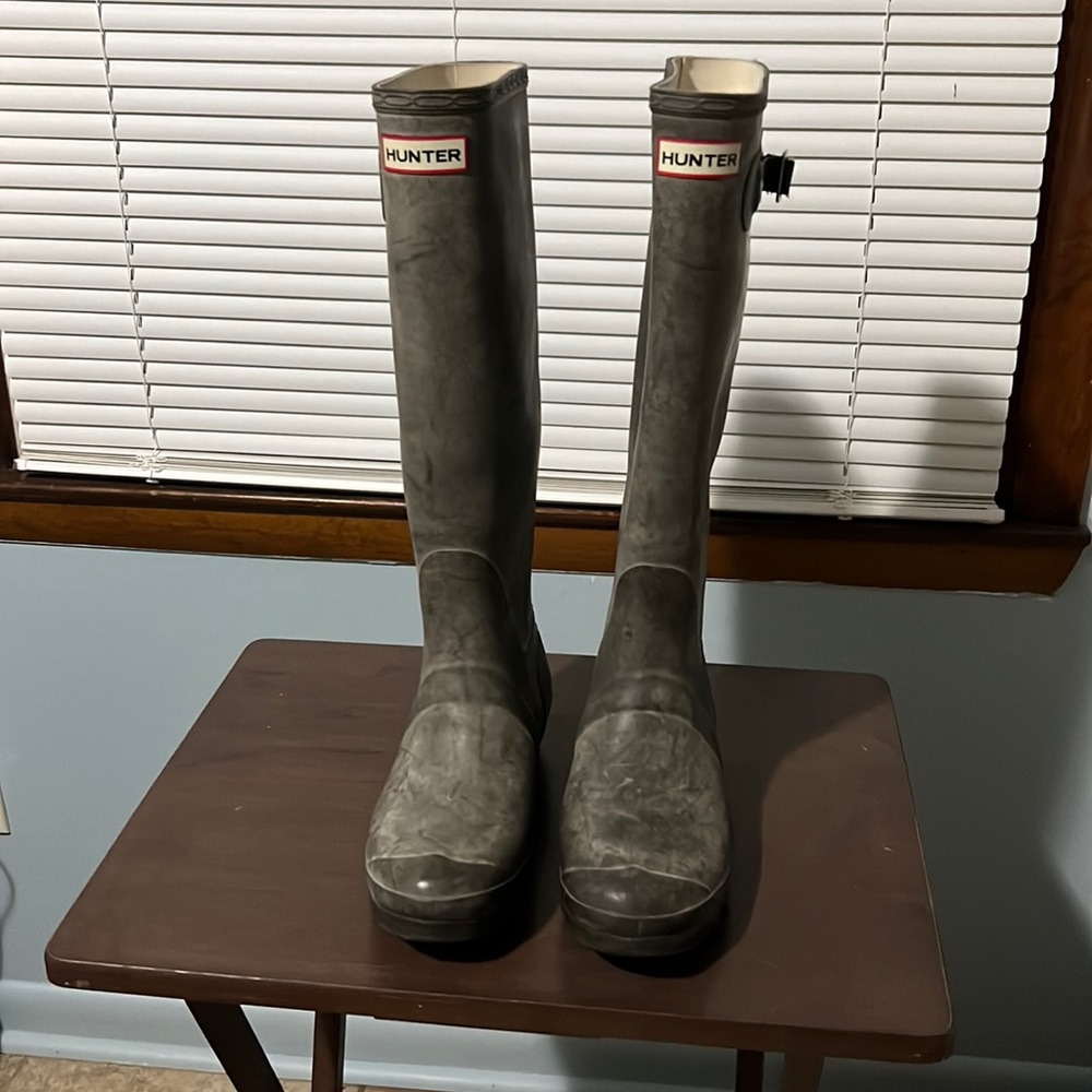 Hunter rain boots. Gray color. Size 8